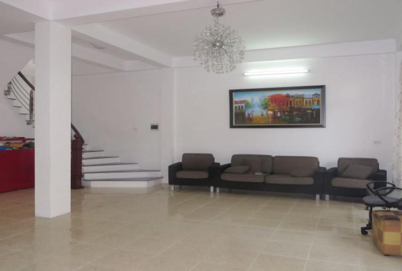 Detached house for rent on Au Co, Tay Ho area, 4 bedrooms