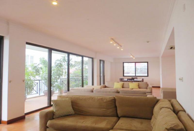200m2, 3 bedroom apartment for rent in Ba Dinh, Truc Bach