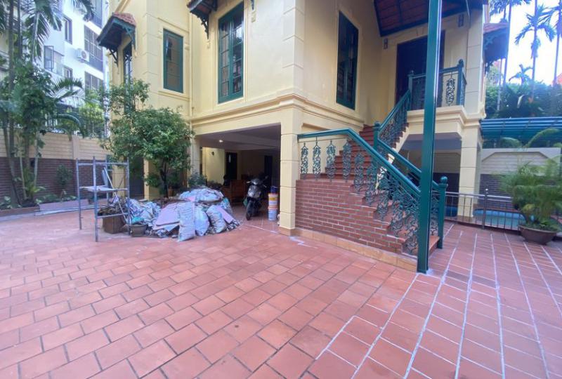 Swimming pool villa to rent on To Ngoc Van str with car access