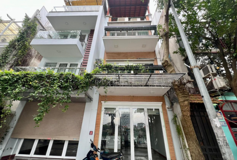 4 bedroom Lake view house to rent in Tay Ho on Tu Hoa street