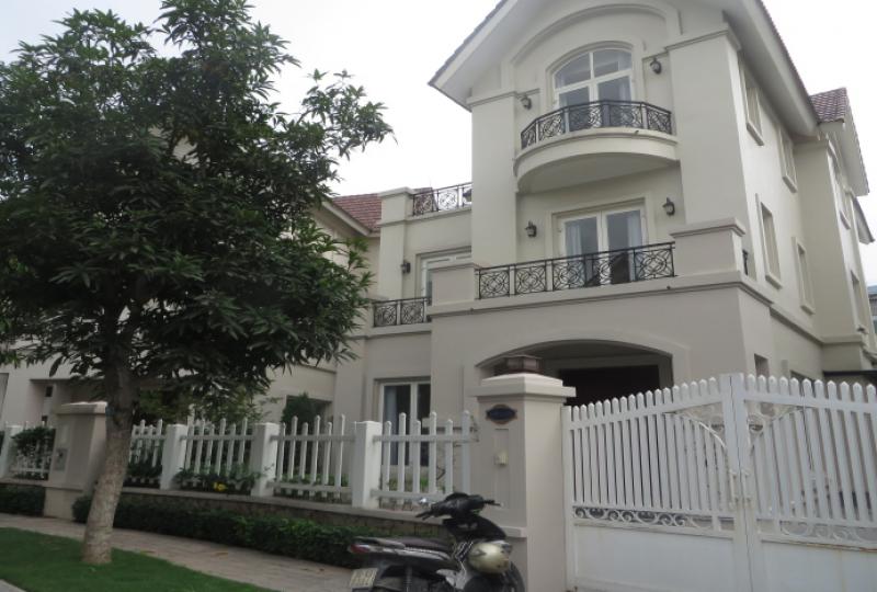 4 bedroom villa to rent in Vinhomes Riverside nearby Vincom Plaza