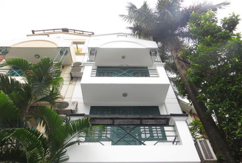 Au Co street house for rent in Tay Ho, 4 beds, 3 baths