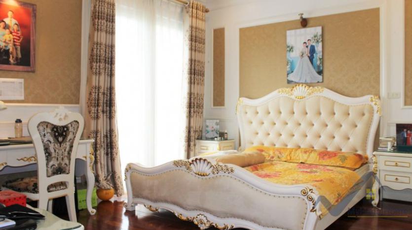 beautiful-furnished-4-bedroom-villa-in-vinhomes-riverside-near-almaz-14