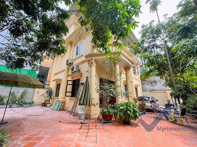 big-garden-house-to-rent-on-to-ngoc-van-tay-ho-partly-furnished-1