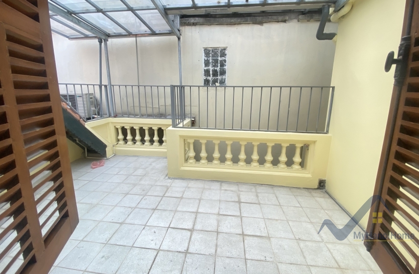 big-yard-house-for-rent-in-tay-ho-district-with-car-access-18
