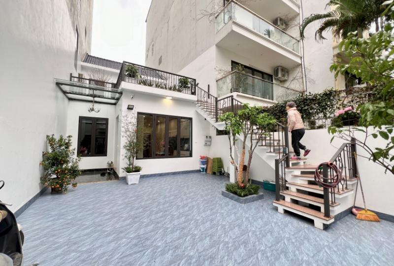 Big yard house in Tay Ho Hanoi for rent with 2 floors 3bed