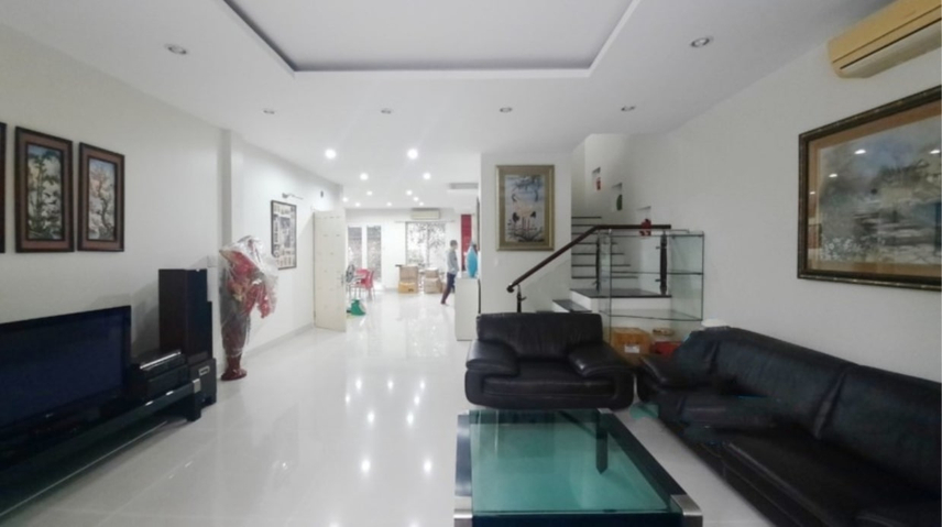 big-yard-house-rental-in-ngoc-thuy-with-unfurnished-1