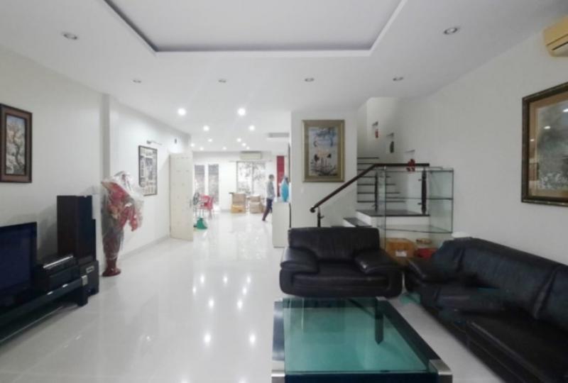Big yard house rental in Ngoc Thuy, Long Bien with furnished