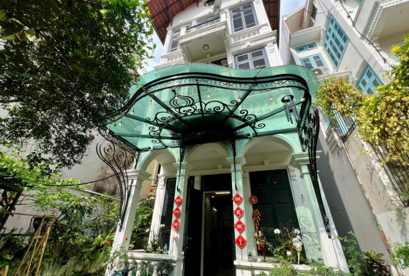 French style house in Tay Ho for rent with garden and furnished