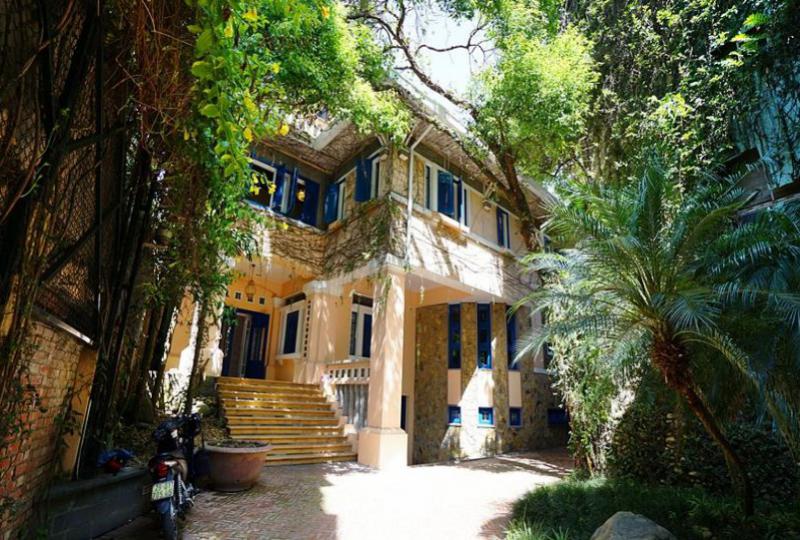 French style villa for rent in Trich Sai Tay Ho with 5 bedrooms