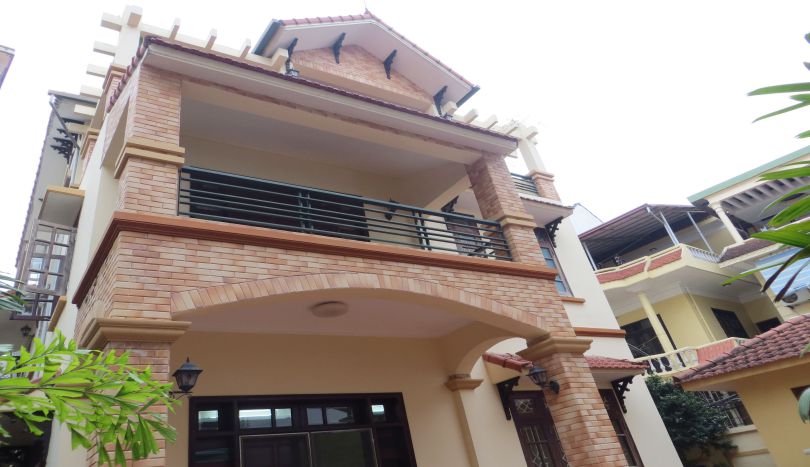 front-yard-5-bedroom-house-in-tay-ho-to-rent-terraced-30