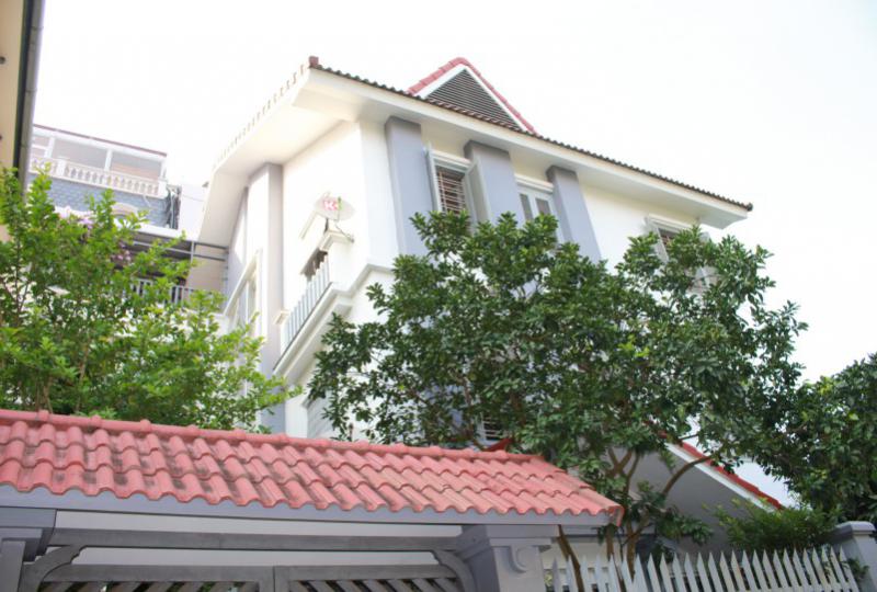 Furnished garden villa for rent in Vuon Dao Lac Long Quan street