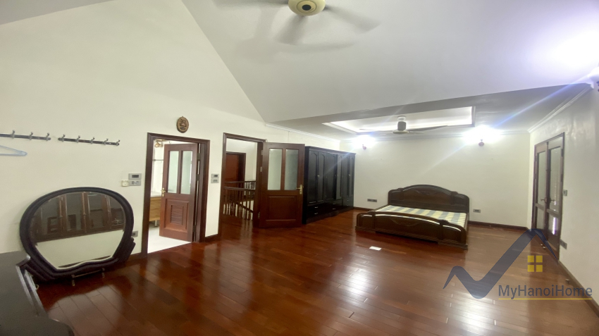 furnished-house-for-rent-in-vinhomes-riverside-in-hoa-sua-area-12
