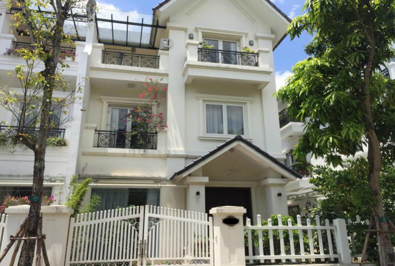 Furnished villa to rent in Vinhomes Riverside Hanoi with 3 bedrooms