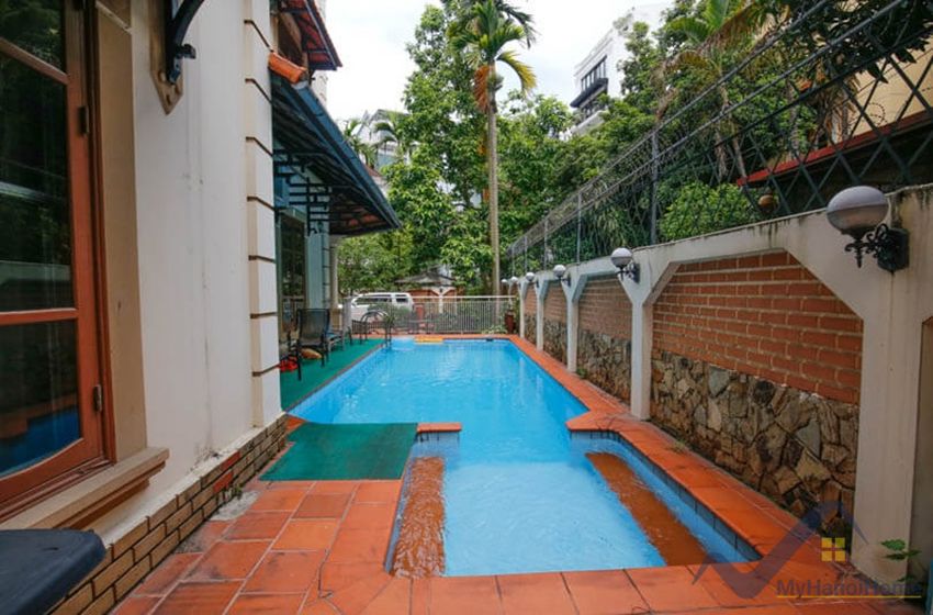 garden-surrounding-5-bedroom-villa-for-rent-in-tay-ho-pool-15