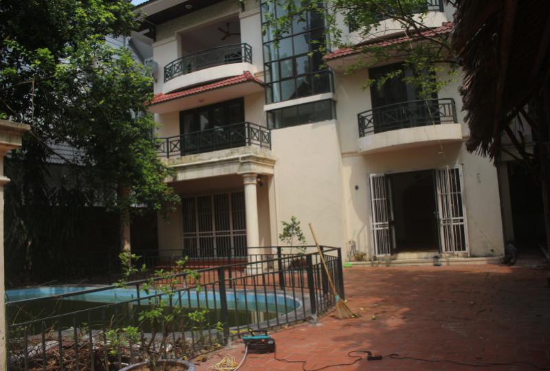 Garden villa for rent in To Ngoc Van Tay ho with swimming pool