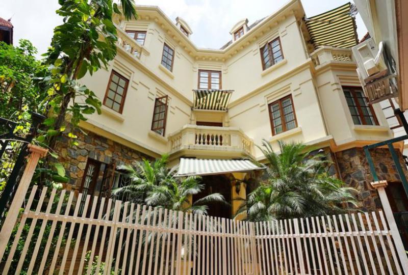 Garden villa in Tay Ho Westlake on To Ngoc Van street 5BR