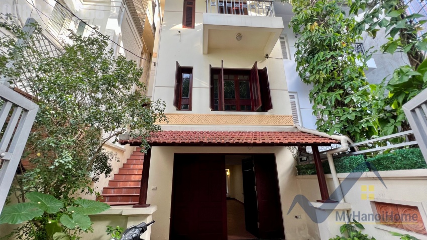 house-rental-in-tay-ho-situated-on-dang-thai-mai-street-3bed-1