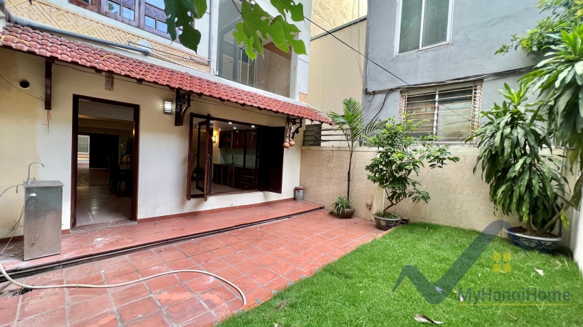 house-rental-in-tay-ho-situated-on-dang-thai-mai-street-3bed-6