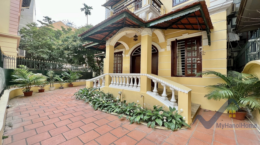 house-tay-ho-for-rent-with-large-garden-on-to-ngoc-van-str-1