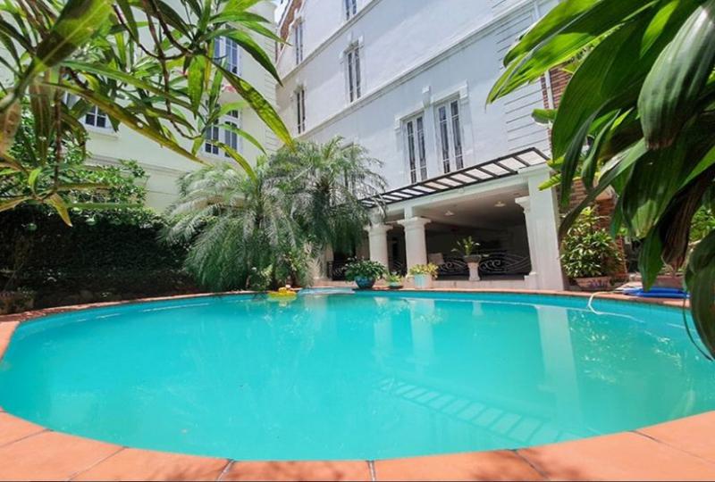 House to rent in Tay Ho on To Ngoc Van str with swimming pool