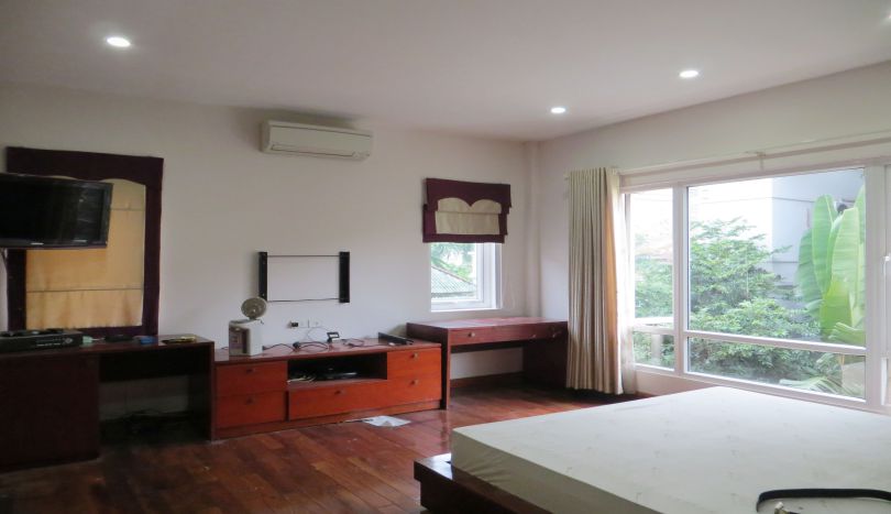 house-with-4-bedrooms-in-tay-ho-for-rent-nghi-tam-13