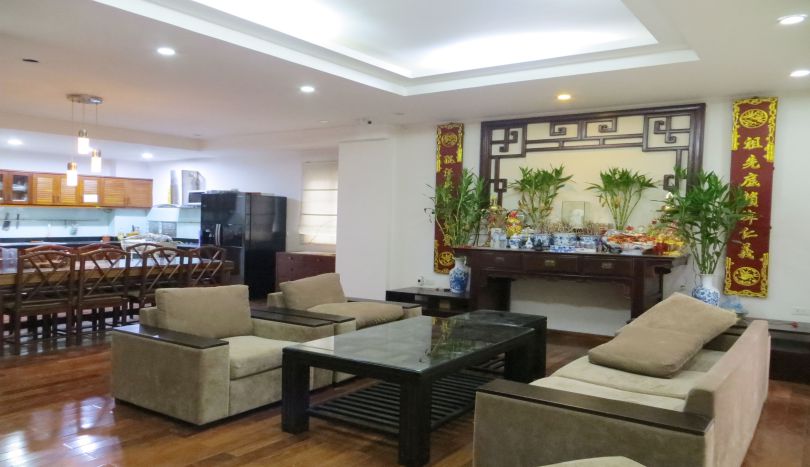 house-with-4-bedrooms-in-tay-ho-for-rent-nghi-tam-6