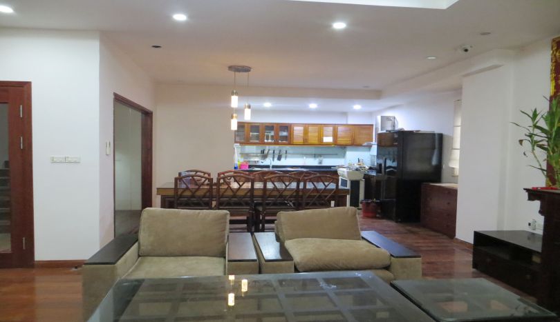 house-with-4-bedrooms-in-tay-ho-for-rent-nghi-tam-7