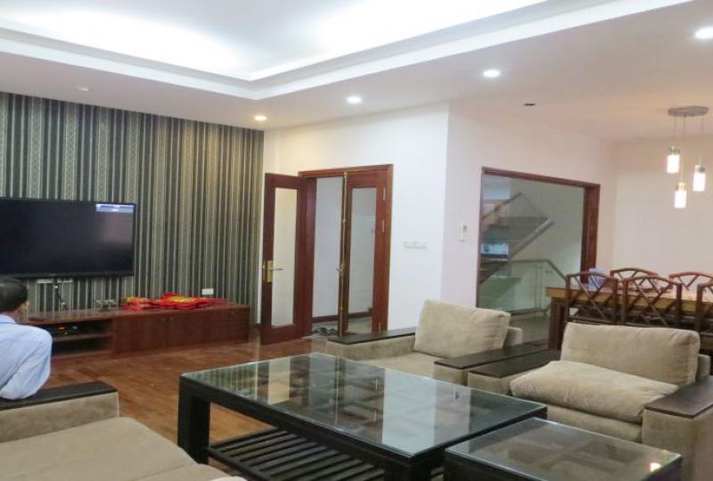 House with 4 bedrooms in Tay Ho for rent, Nghi Tam