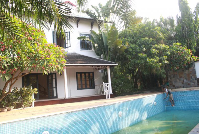 Huge garden and swimming pool house for rent in Long Bien