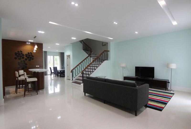 Hoa Sua furnished villa for rent in Vinhomes Riverside, near golf
