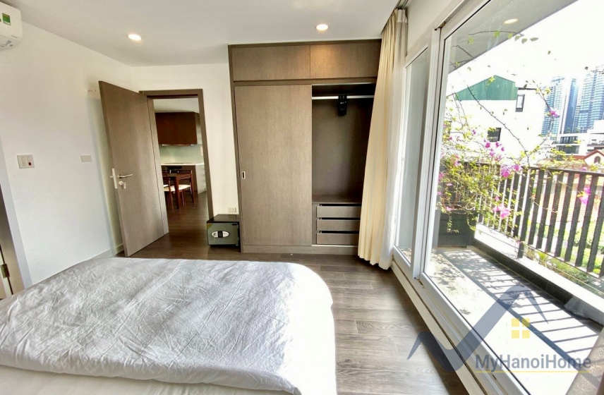 lake-view-02-bedroom-apartment-for-rent-in-tay-ho-wooden-floor-7