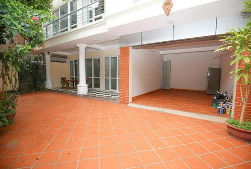 Rent house Tay Ho on Dang Thai Mai street with car access