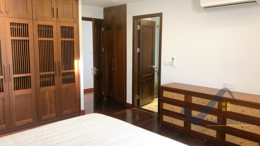 lake-view-3bed-apartment-for-rent-in-tay-ho-next-to-sheraton-hotel-9