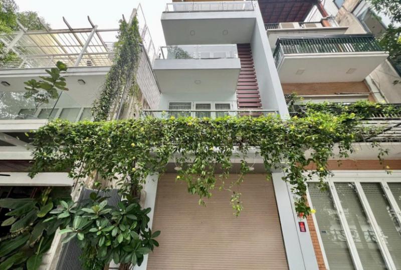 Lake view house for rent in Tay Ho, Hanoi with big terrace