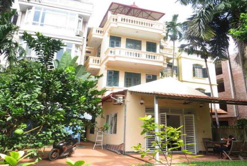 Large garden detached house to rent in Tay Ho, 4 bedrooms