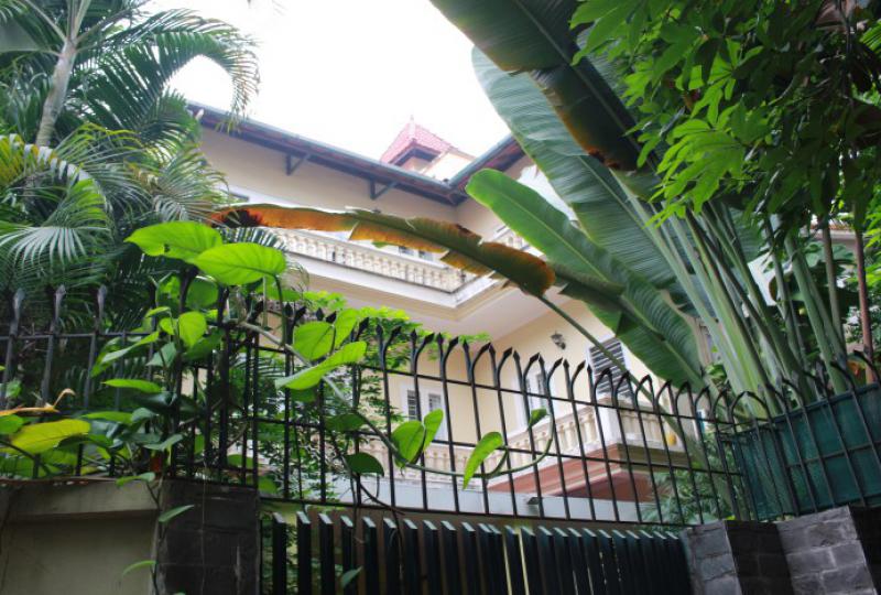 Large garden house in Nghi Tam village Tay Ho 4 bedrooms