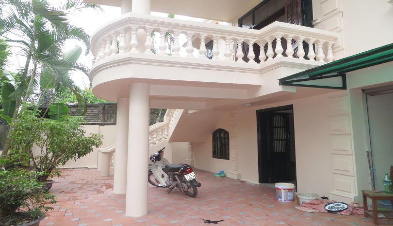 new-paint-4-bedroom-house-to-rent-in-tay-ho-car-access-1