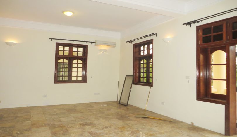 new-paint-4-bedroom-house-to-rent-in-tay-ho-car-access-12