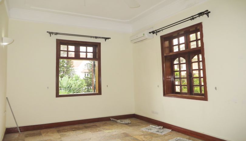 new-paint-4-bedroom-house-to-rent-in-tay-ho-car-access-17