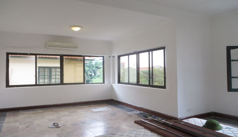 new-paint-4-bedroom-house-to-rent-in-tay-ho-car-access-20