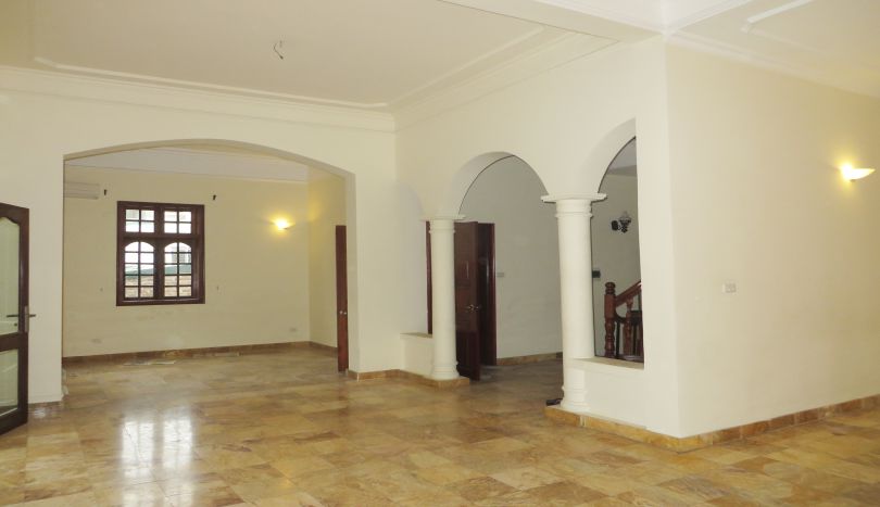 new-paint-4-bedroom-house-to-rent-in-tay-ho-car-access-7