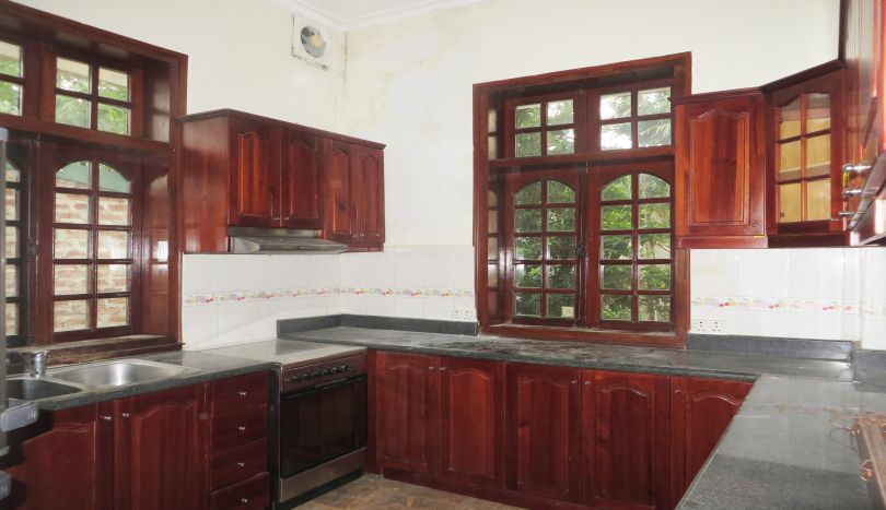 new-paint-4-bedroom-house-to-rent-in-tay-ho-car-access-9