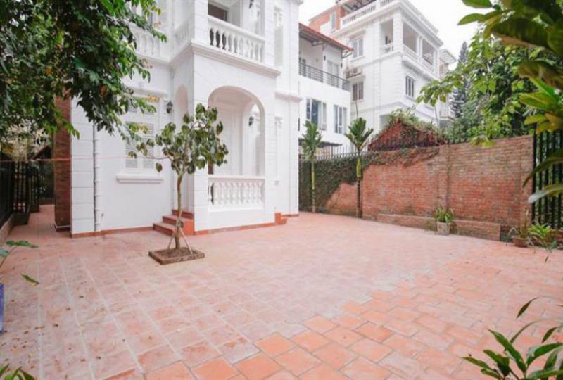 Rent French colonial house in Tay Ho on To Ngoc Van