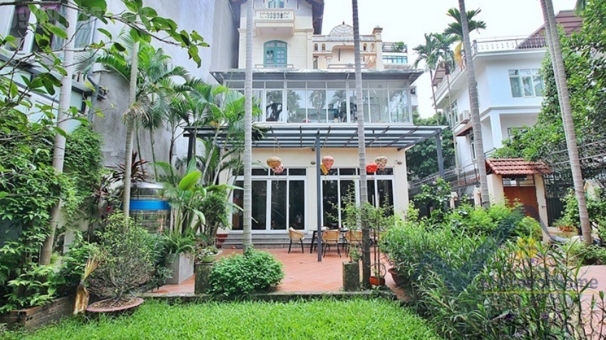 rent-house-in-tay-ho-hanoi-on-dang-thai-mai-str-with-big-garden-1