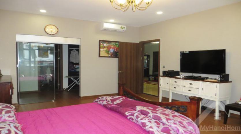 spacious-4-bedroom-apartment-for-rent-in-trang-an-complex-furnished-21