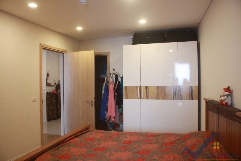 spacious-furnished-2-bedroom-apartment-rental-in-mipec-riverside-hanoi-9