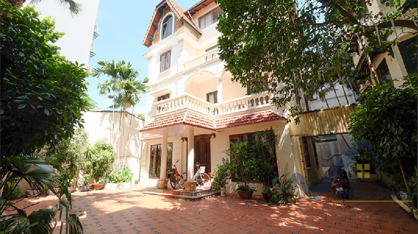 tay-ho-house-rental-on-to-ngoc-van-street-with-french-style