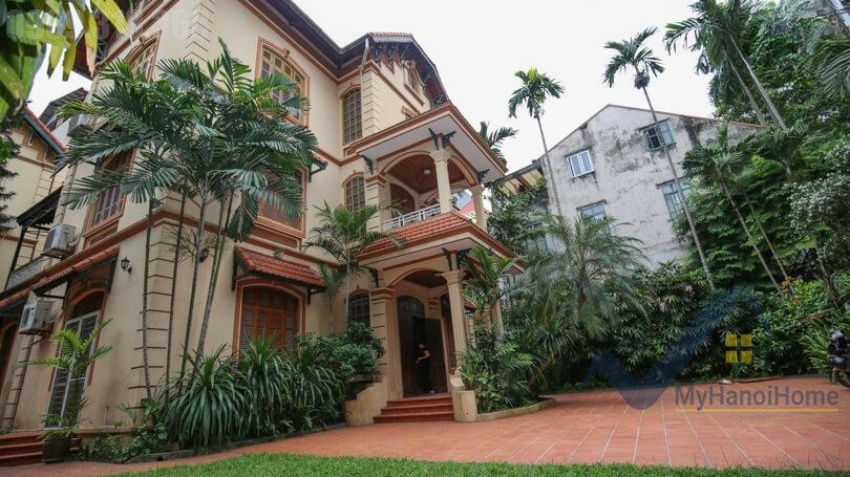 tay-ho-house-rental-with-big-garden-and-4-bedrooms-4bath-1
