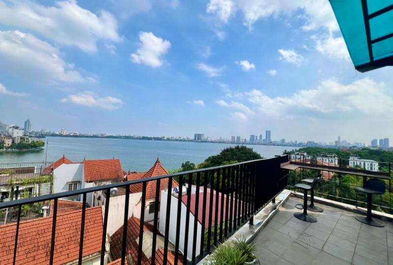 Top floor apartment on Xuan Dieu to rent with lake view 1BED